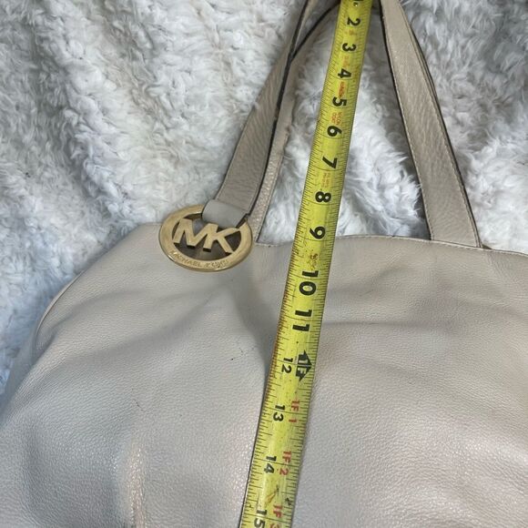 Michael Kors leather Beige large shoulder bag accentuate with the gold t… - Picture 11 of 16